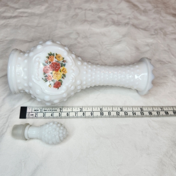 Avon Milkglass Bud Vase - Picture 9 of 10